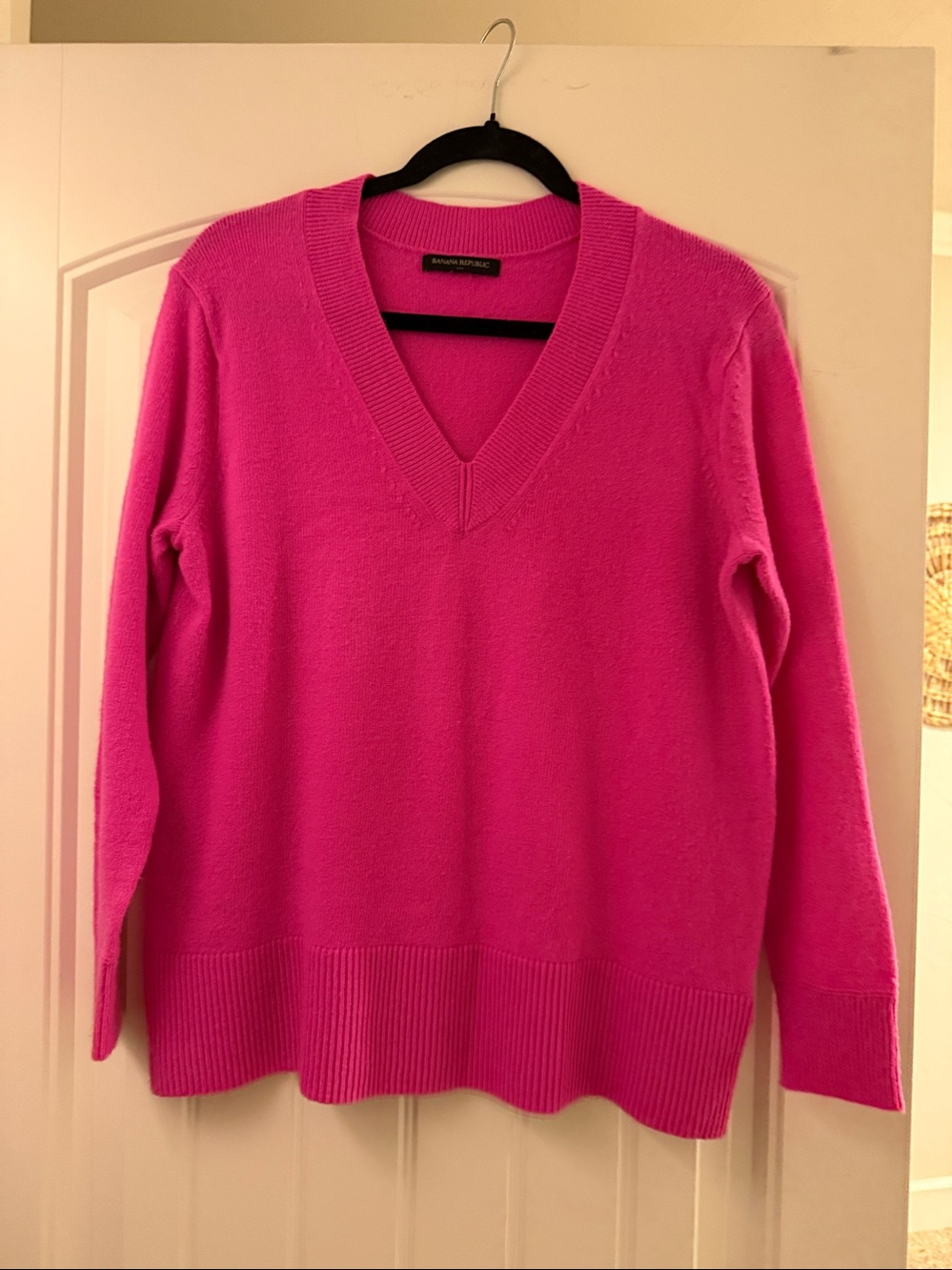 BANANA REPUBLIC PINK V-NECK SWEATER